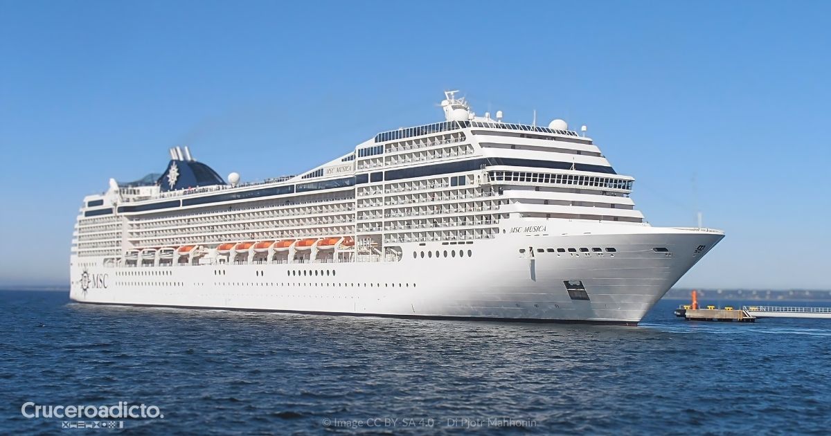 El crucero MSC Musica de MSC Cruceros navegando en mar abierto, con el casco blanco y el nombre MSC MUSICA en la proa.