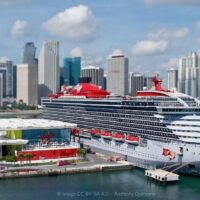 El Scarlet Lady de Virgin Voyages atracado en su terminal de PortMiami, con el skyline de Miami al fondo.