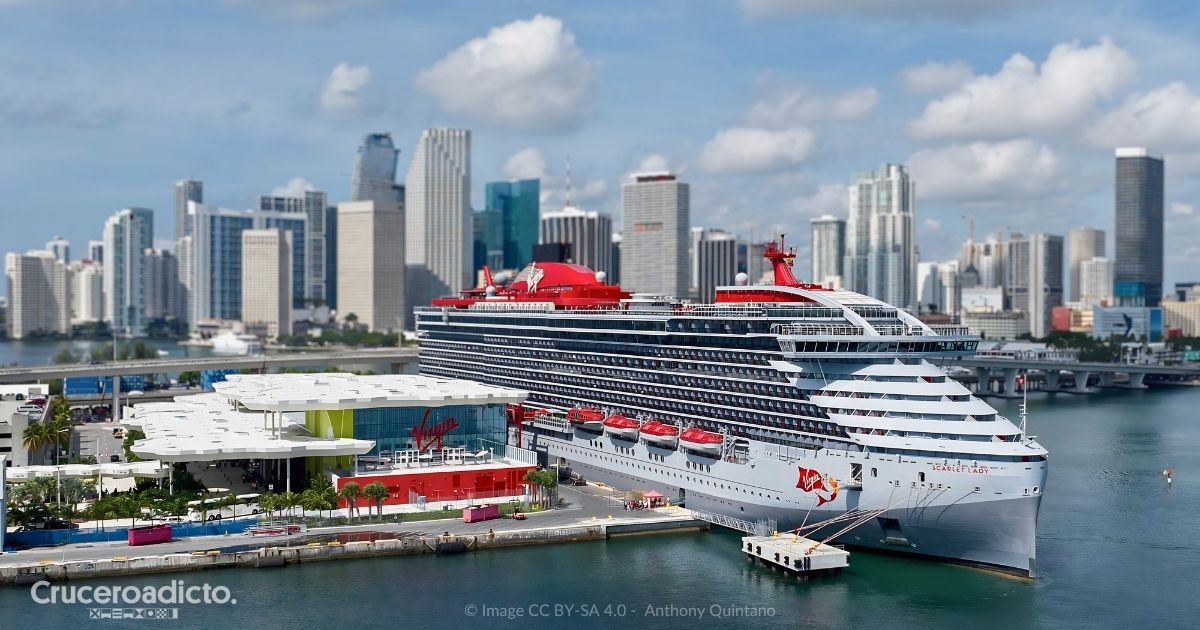 El Scarlet Lady de Virgin Voyages atracado en su terminal de PortMiami, con el skyline de Miami al fondo.