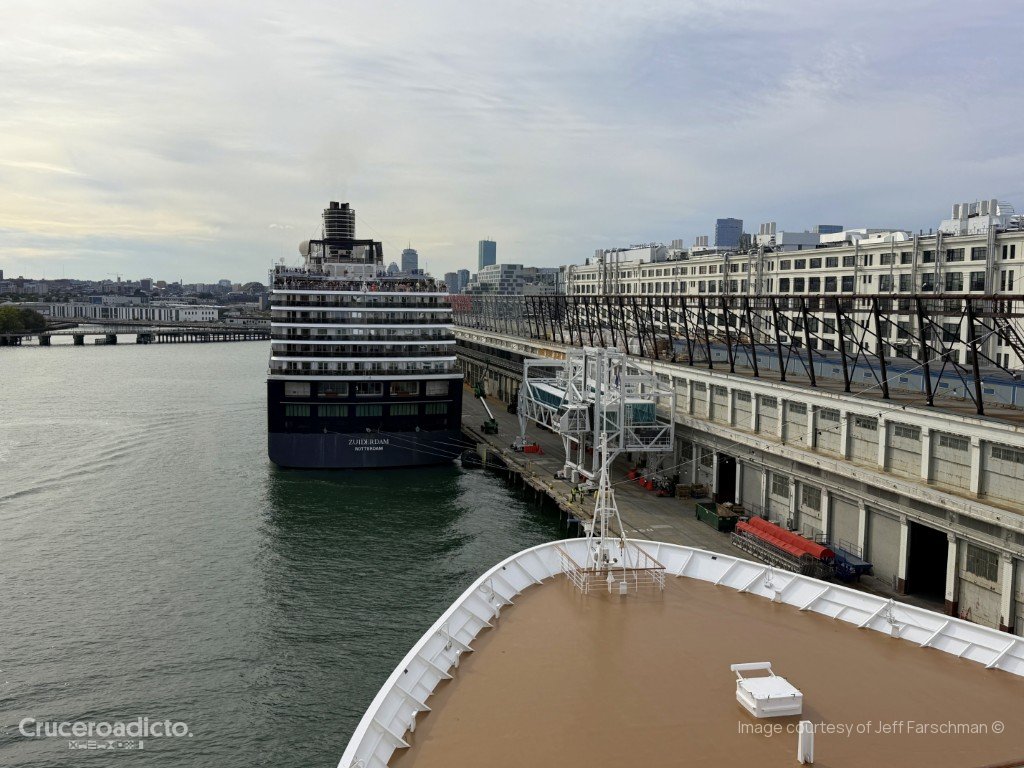 Proa del ms Volendam con el ms Zuiderdam atracado delante en la terminal de cruceros de Boston.
