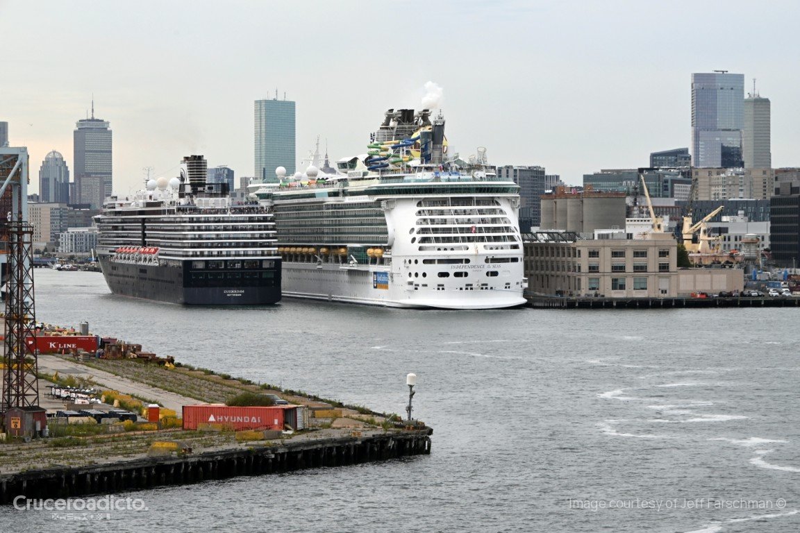 El ms Zuiderdam y el Independence of the Seas atracados en Boston, con los rascacielos de la ciudad al fondo.