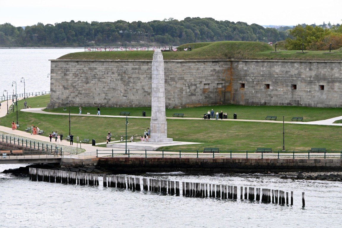 Fort Independence, el fuerte de granito de Castle Island (Boston), con el obelisco a Donald McKay junto al agua.