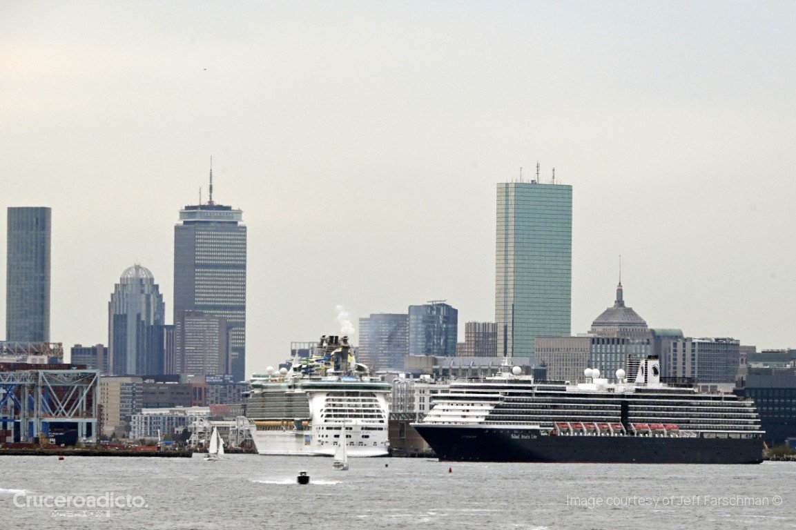 Rascacielos de Boston tras el ms Zuiderdam y el Independence of the Seas atracados, vistos desde el agua.