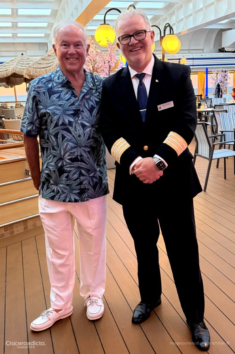 Jeff Farschman, con camisa estampada, junto a Florin Dragomir, Hotel General Manager del ms Volendam, en cubierta.