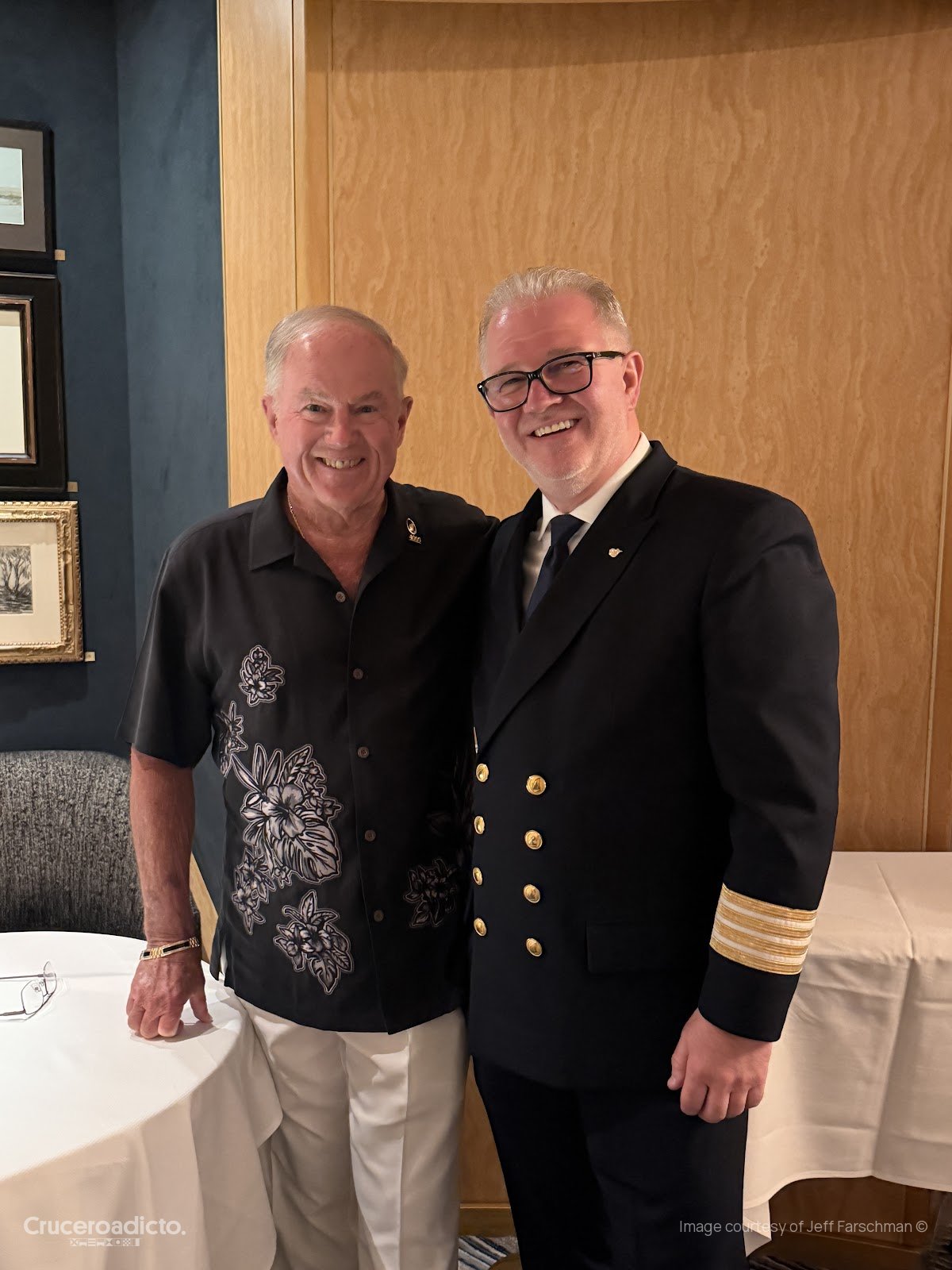 Jeff Farschman junto a Florin, Hotel General Manager del ms Volendam, durante la cena de celebración a bordo.