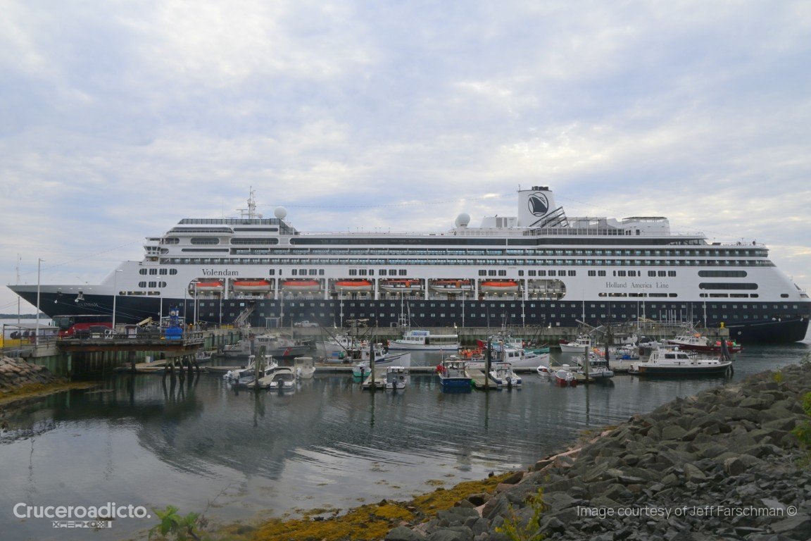 El crucero ms Volendam atracado en Eastport, con barcas pesqueras y pantalanes en primer plano.