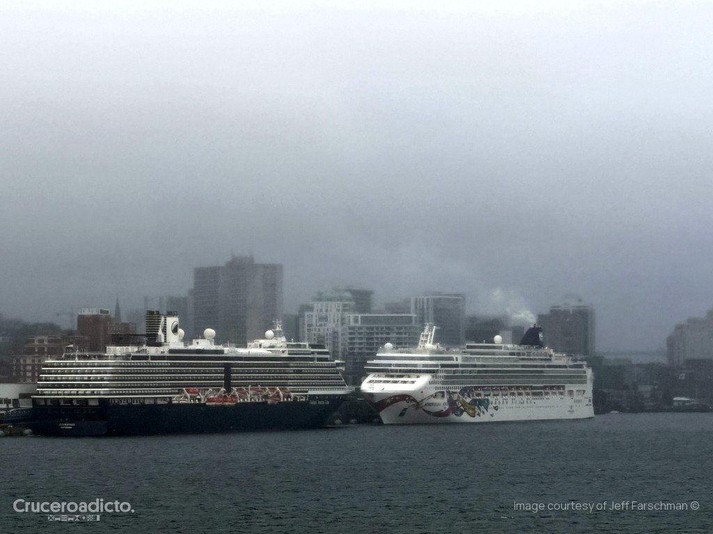 El ms Zuiderdam y el Norwegian Jewel atracados ante los edificios de Halifax, bajo un cielo gris y lluvioso.