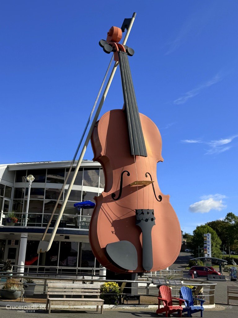 Escultura de un violín gigante con arco junto a la terminal del muelle de Sydney, Nueva Escocia.
