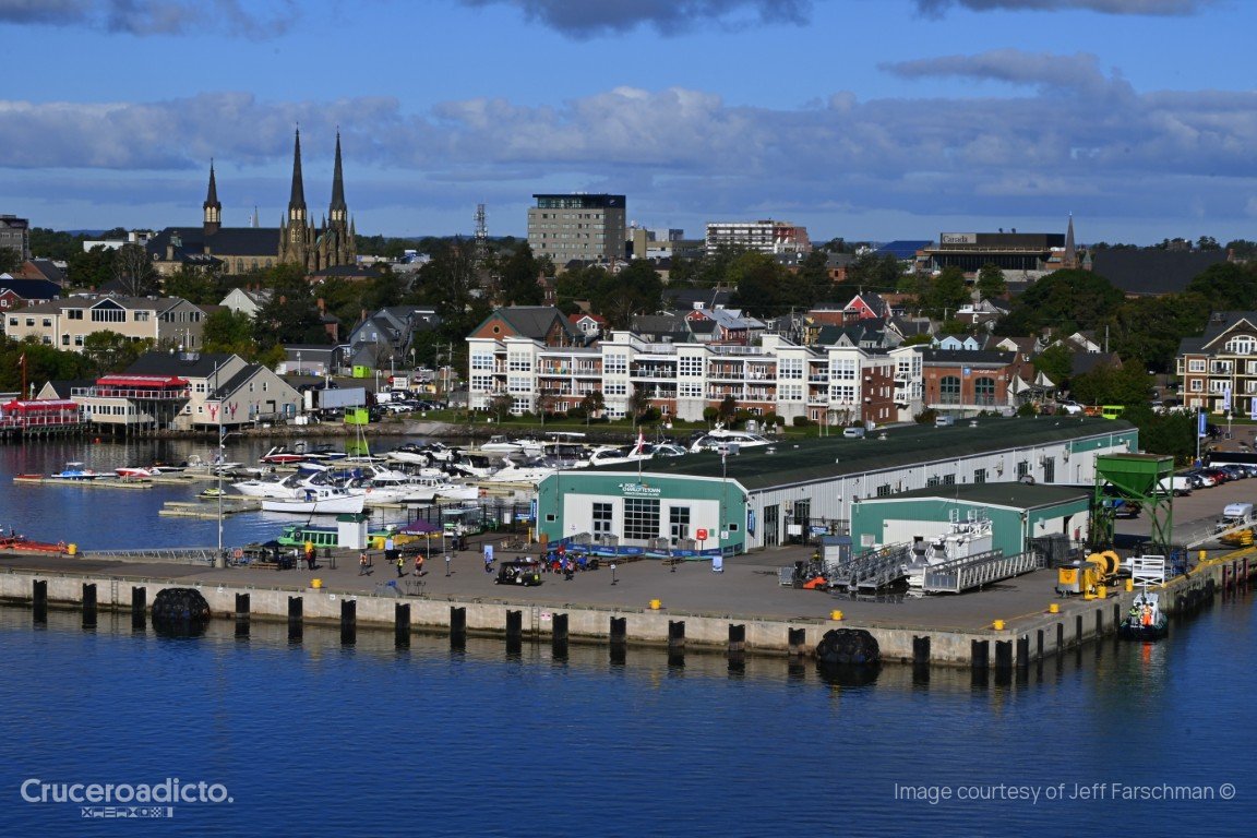 Muelle y marina de Charlottetown con las torres de la catedral de St. Dunstan's al fondo.