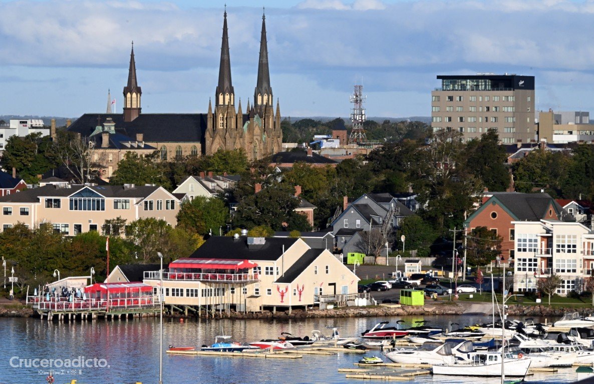 Frente marítimo de Charlottetown con casas de madera y las dos torres de la catedral de St. Dunstan's.