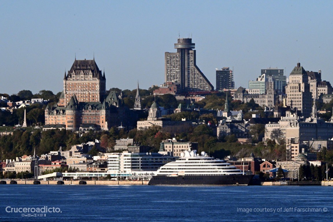 Perfil de Quebec con el Fairmont Le Château Frontenac dominando la colina y un barco pequeño atracado.