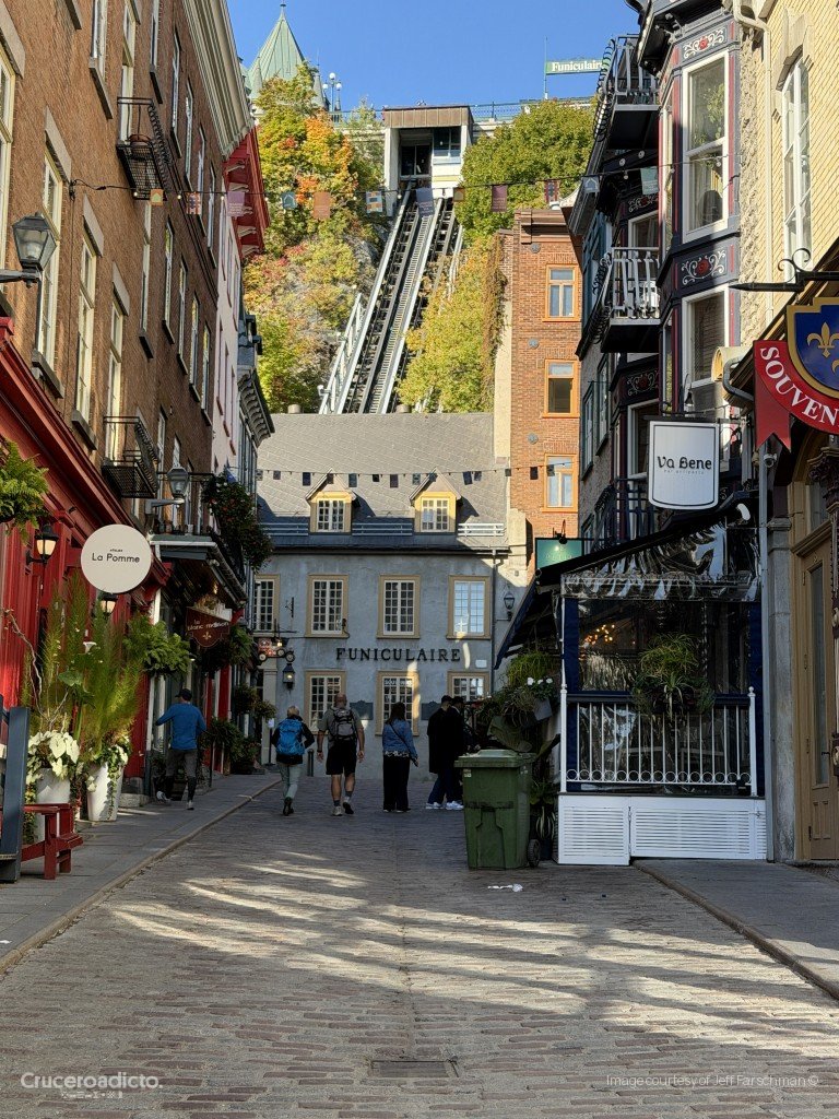 Calle empedrada del Viejo Quebec con tiendas y la estación baja del funicular que sube al Château Frontenac.