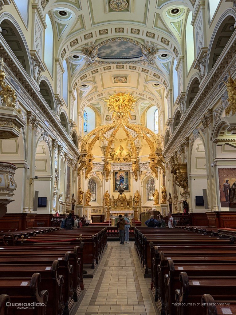 Interior barroco de la basílica-catedral Notre-Dame de Québec, con baldaquino dorado sobre el altar mayor.