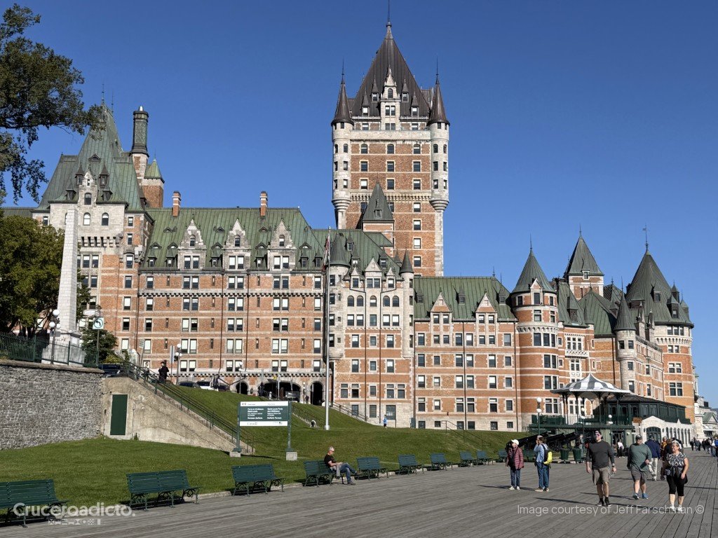 El hotel Château Frontenac, de ladrillo y torres con tejado verde, visto desde el paseo de madera de Quebec.