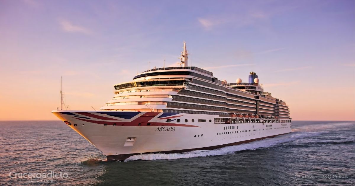 El Arcadia de P&O Cruises navegando al atardecer, con la bandera británica pintada en la proa y su nombre en el casco. Cortesía de P&O Cruises.