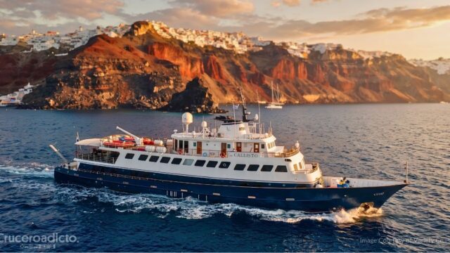 TELETIPO de noticias de Cruceros 17 El Callisto de Variety Cruises navegando al atardecer frente a unos acantilados coronados por casas blancas