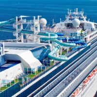 Vista aérea de las cubiertas superiores de un barco de Carnival Cruise Line, con sus toboganes de agua y la chimenea de la naviera