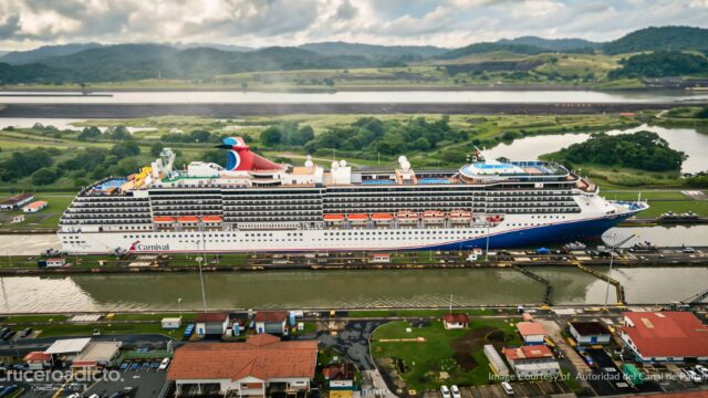 TELETIPO de noticias de Cruceros 13 El Carnival Miracle dentro de una esclusa del canal de Panamá, con colinas verdes al fondo