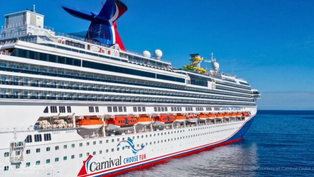 Costado del Carnival Splendor navegando en mar abierto, con la chimenea de cola de ballena y el lema Choose Fun
