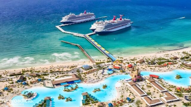 Vista aérea de Celebration Key, el destino de Carnival Cruise Line en las Bahamas, con tres barcos atracados en su muelle y lagunas de baño junto a la playa
