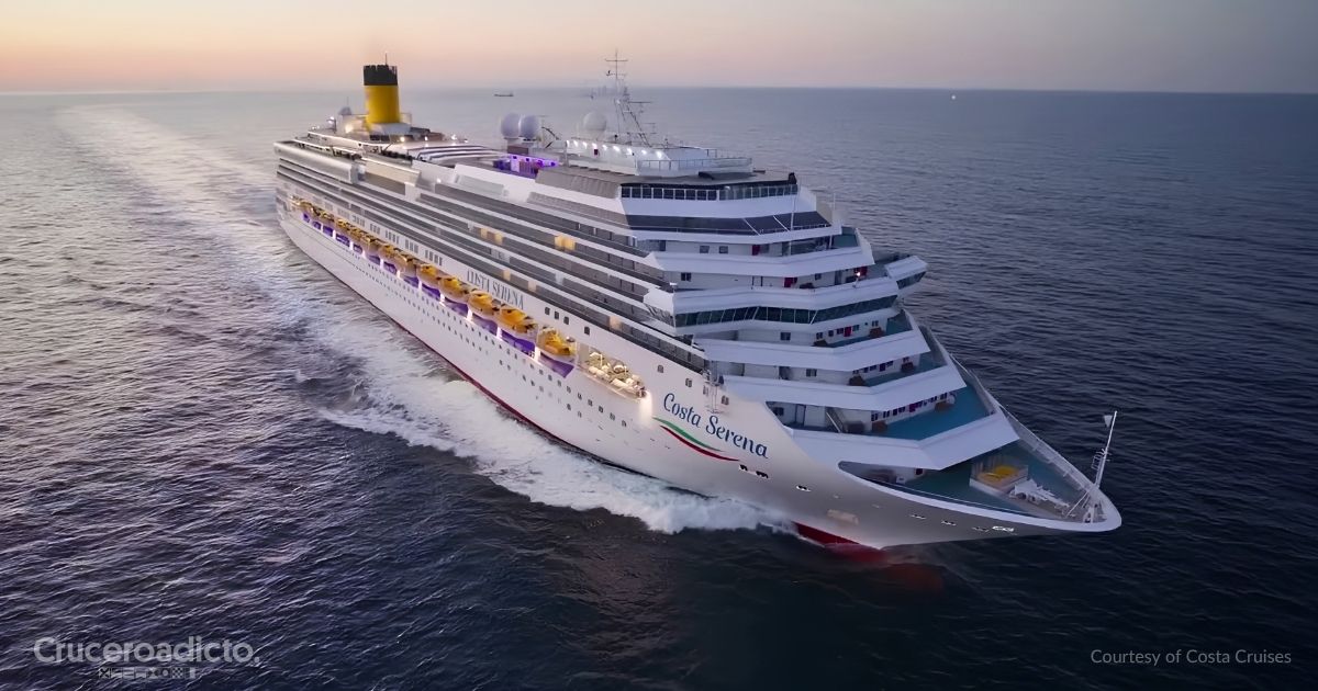 El Costa Serena de Costa Cruceros navegando en mar abierto al atardecer, con su chimenea amarilla y el nombre en la proa. Cortesía de Costa Cruises.