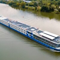 El CruceNova de Crucemundo navegando por un río europeo