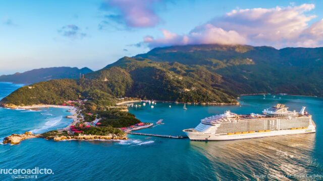 Un barco de la clase Oasis de Royal Caribbean frente a la península de Labadee, en la costa norte de Haití