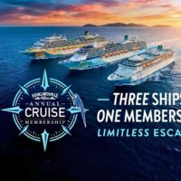 Montaje promocional de Margaritaville at Sea con sus tres barcos navegando juntos y el logotipo de su membresía anual de cruceros