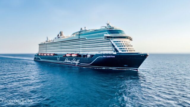 El Mein Schiff Flow de TUI Cruises navegando en mar abierto con el casco azul oscuro