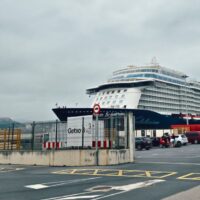 Un barco de Mein Schiff atracado en la terminal de cruceros de Getxo, en el puerto de Bilbao