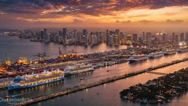 TELETIPO de noticias de Cruceros 15 Puerto de Miami al atardecer, con cruceros atracados frente a los rascacielos de la ciudad
