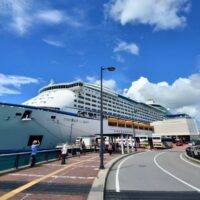 El Voyager of the Seas de Royal Caribbean atracado junto a la terminal de cruceros actual de Naha, con autobuses de excursión esperando en el muelle. Cortesía de la Autoridad Portuaria de Naha.