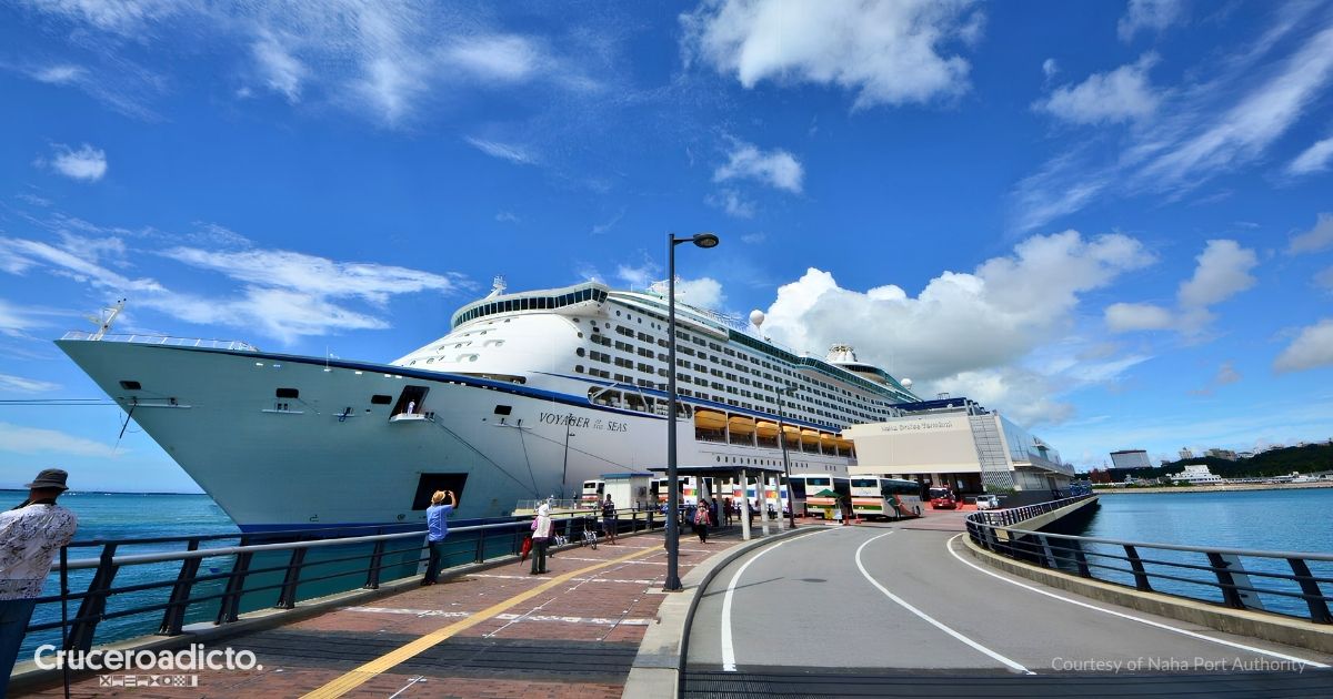 El Voyager of the Seas de Royal Caribbean atracado junto a la terminal de cruceros actual de Naha, con autobuses de excursión esperando en el muelle. Cortesía de la Autoridad Portuaria de Naha.