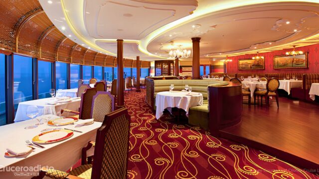 Comedor del restaurante Palo en un barco de Disney Cruise Line, con mesas junto a los ventanales sobre el mar