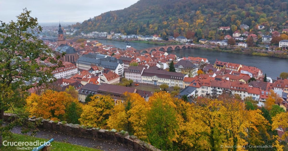 Mercados de Navidad en un crucero fluvial por el Danubio y el Rin 2 El casco antiguo de Heidelberg y el río Neckar vistos desde el castillo, en otoño