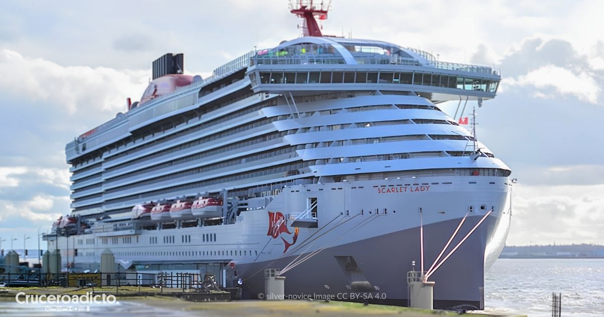 El Scarlet Lady de Virgin Voyages atracado en un muelle, con sus cabos de amarre tensos hasta los norays. Imagen de silver-novice, CC BY-SA 4.0.