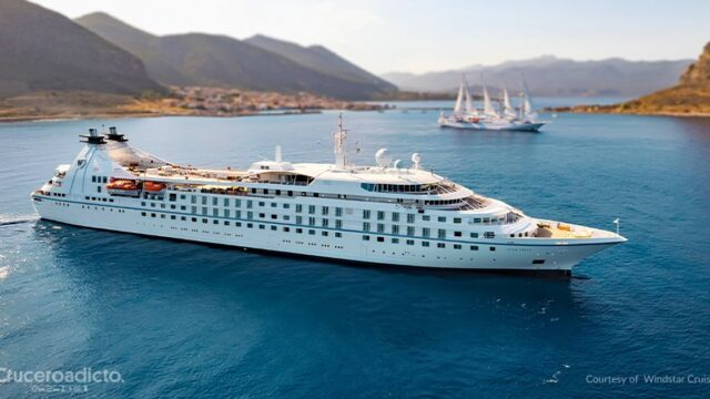 TELETIPO de noticias de Cruceros 21 Un barco de Windstar Cruises navegando en una bahía de aguas azules, con uno de los veleros de la naviera al fondo