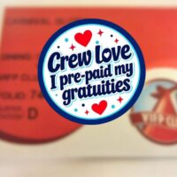 Ilustración de la pegatina Crew love de Carnival sobre una tarjeta de a bordo desenfocada